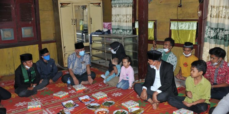 Gubernur Singgah Sahur Bareng di Rumah Tak Layak Huni Nagari Talang