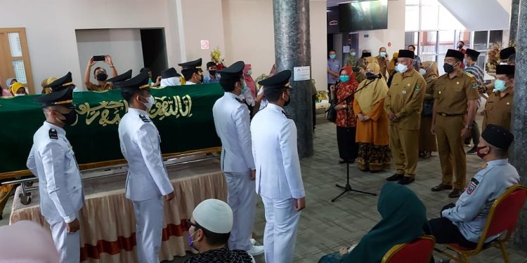 Gubernur Beri Penghormatan Terakhir Jenazah Alm Rusdi Lubis Secara Hitmat