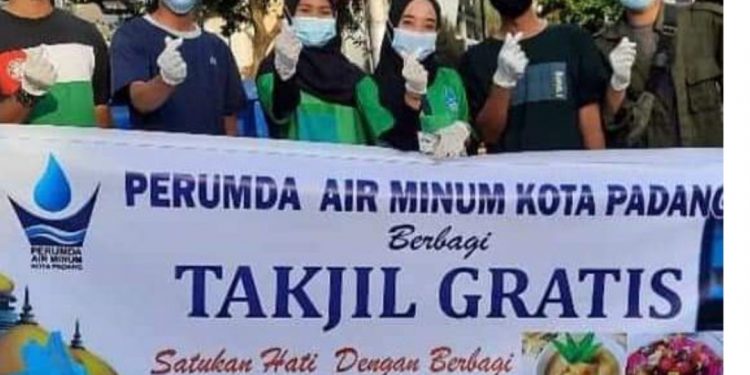 Perumda Air Minum Kota Padang Berbagi Takjil Gratis