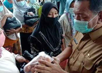 Bupati Pessel Rusma Yul Anwar Serahkan 1.100 Paket Sembako Untuk Korban Banjir di Rahul Tapan