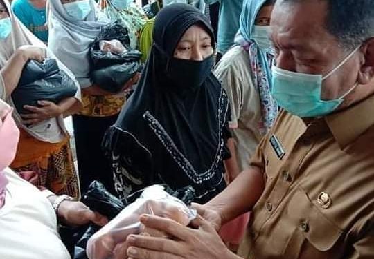 Bupati Pessel Rusma Yul Anwar Serahkan 1.100 Paket Sembako Untuk Korban Banjir di Rahul Tapan