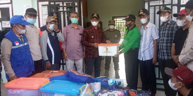 Bupati Solok Selatan Khairunas Salurkan Bantuan Kepada Korban Bencana di Pangian