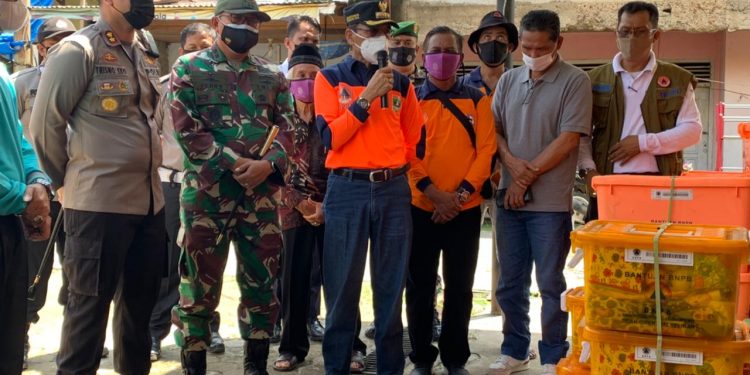 Bupati Limapuluh Kota Serahkan Bantuan ke Warga Terdampak Banjir di Manggilang