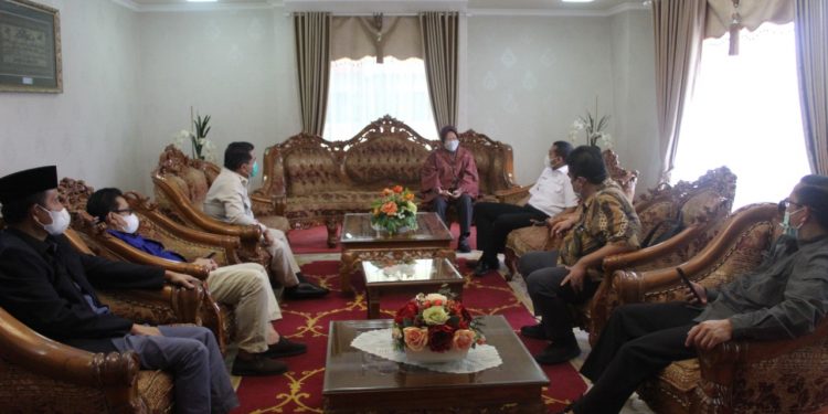 Mensos Risma Kunjungi Korban Longsor Tambang di Solsel