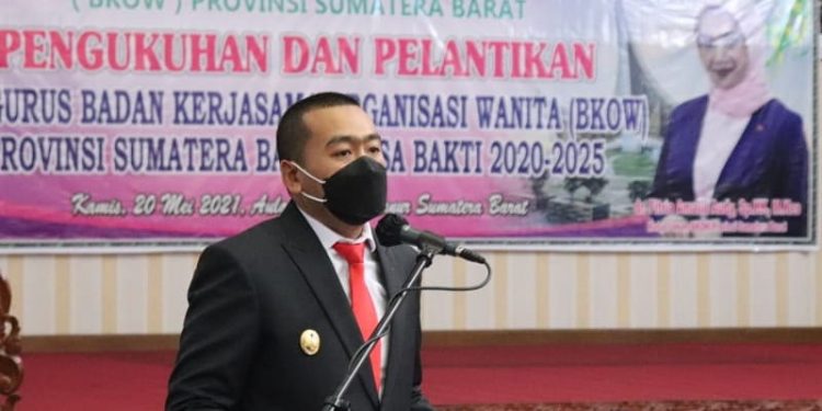 Wagub Sumbar Audy Joinaldy Lantik Pengurus BKOW Periode 2020-2025