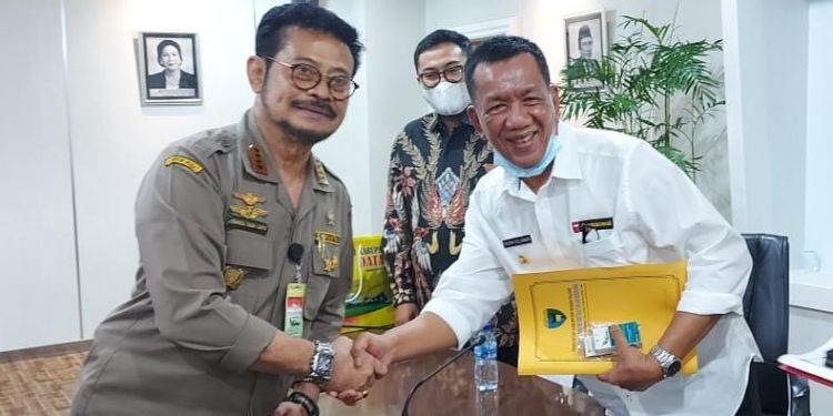 Bupati Pessel Serahkan Proposal Kepada Menteri Pertanian
