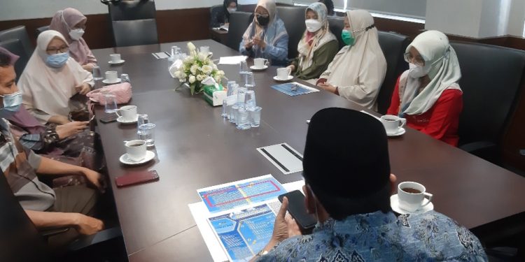 Wali Murid SMP N 8 Padang Ngadu di DPRD Sumbar