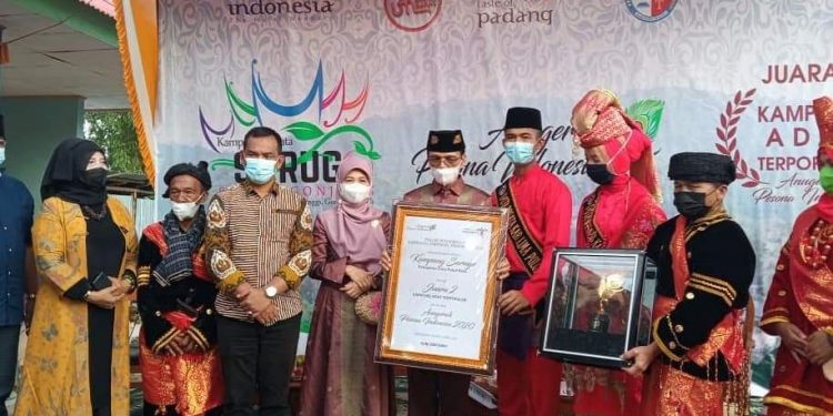 Bupati Lima Puluh Kota Beri Penghargaan Anugerah Pesona Indonesia 2020 ke Nagari Koto Tinggi