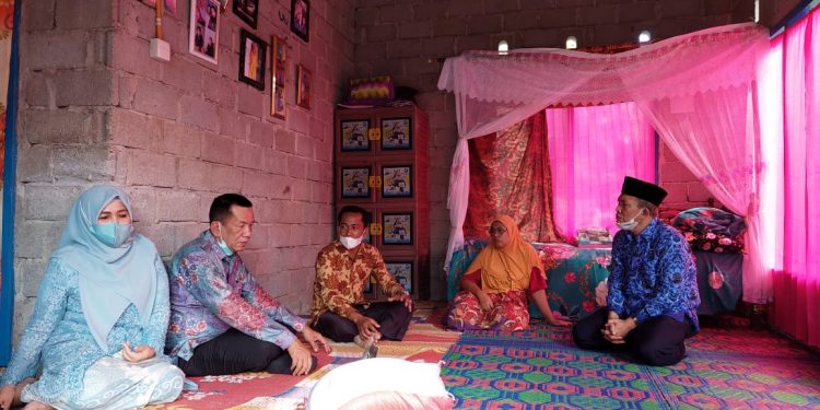 Kunjungi Korban Meninggal Tersengat Listrik, Bupati Pesisir Selatan: Sambungan Tidak Sesuai Standar Harus Ditegur