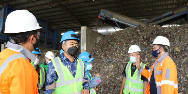 Olah Sampah Menjadi Energi Pengganti Batu Bara Wagub Sumbar Kunjungi TPST RDF Cilacap