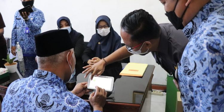 Gubernur Sumbar Resmikan Ruang Konsultasi Hukum di DPMPTSP