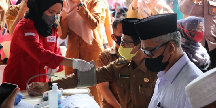 Bupati Lima Puluh Kota Disuntik Vaksin