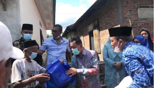 Bupati Rusma Yul Anwar Salurkan Bantuan Korban Kebakaran di Sutera