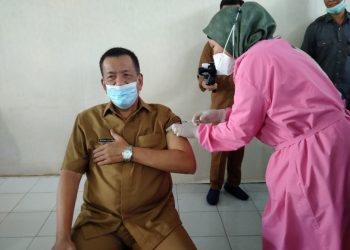 Bupati Pessel Rusma Yul Anwar Disuntik Vaksin Covid-19