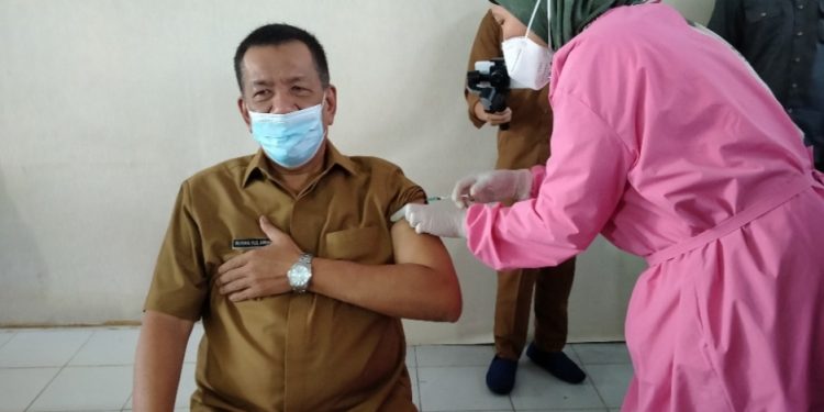 Bupati Pessel Rusma Yul Anwar Disuntik Vaksin Covid-19