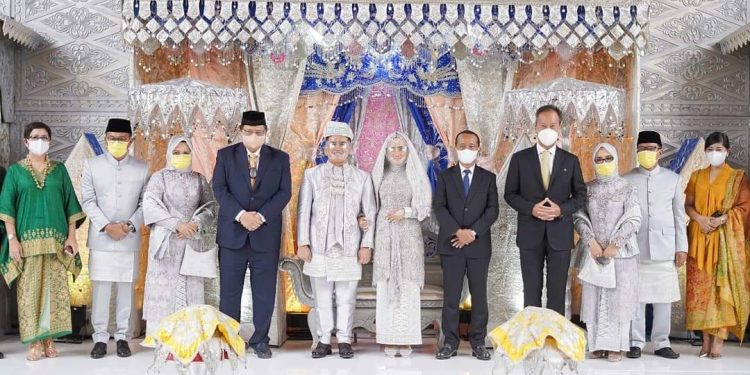 Bupati Solsel “Baminantu”, Menko Perekonomian dan Menteri Investasi / Kepala BKPM Saksi Nikah