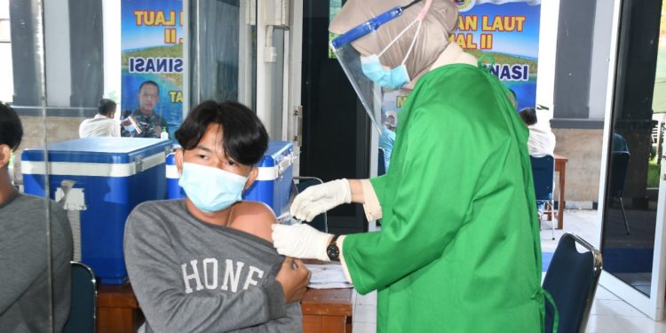 Serbuan Vaksinasi TNI AL, Diskes Lantamal II Lakukan di 2 Lokasi Ini