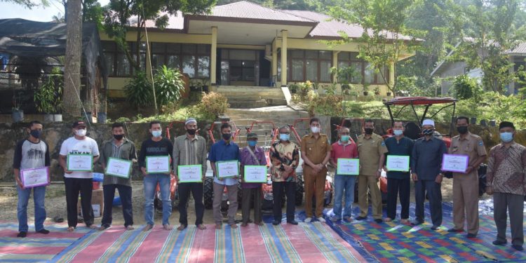 Bantuan Alsintan Traktor dan Pompa Air Untuk Kelompok Tani di Sawahlunto