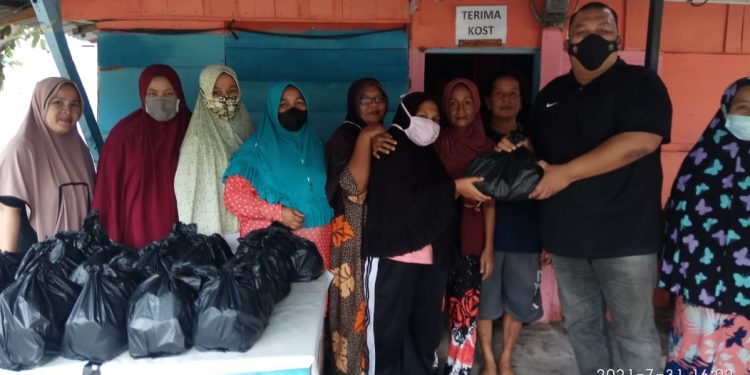 Khadafi Bagikan Paket Sembako
