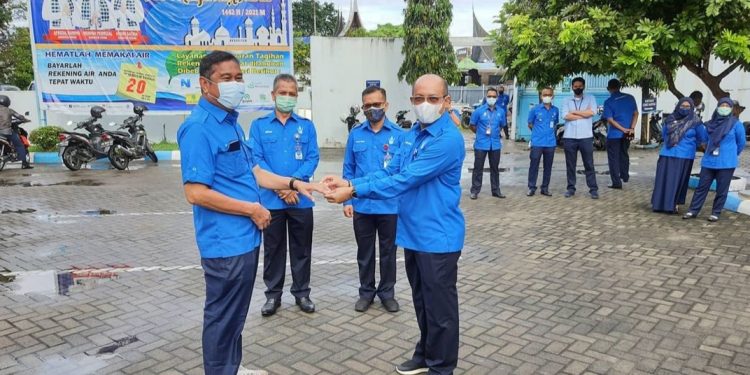 Hendra Pebrizal Beri Piagam Pengabdian Karyawan Perumda Masa Purna Bhakti