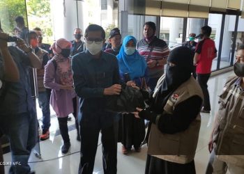 Sekwan DPRD Sumbar Raflis Ikut Lepas Paket Sembako Jaringan Pemred Sumbar