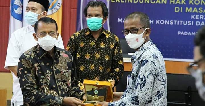 Hakim MK Saldi Isra Dorong Ganefri Dirikan Fakultas Hukum UNP