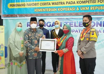 Bupati Lima Puluh Kota Serahkan Penghargaan Kompetisi Cerita Wastra