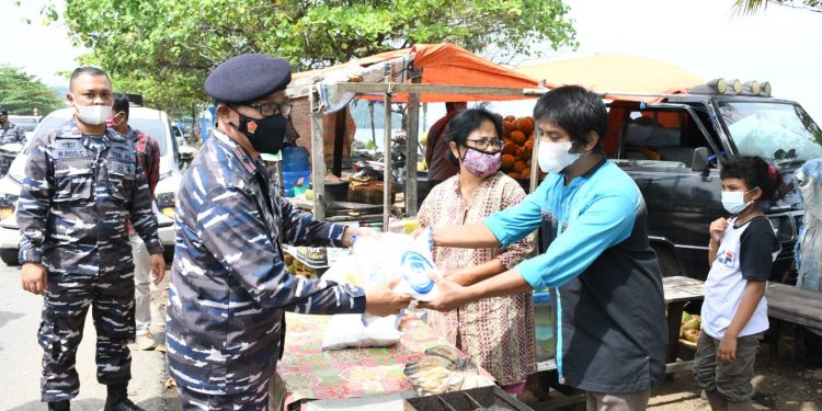 Selain Salurkan Sembako, Danlantamal II Ajak ‘Tigo Tungku Sajarangan’ Edukasi Masyarakat