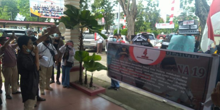 Soal Non Aktif Sekda, AMPEK Geruduk DPRD Kota Padang