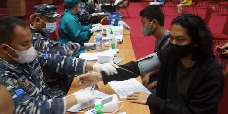 TNI AL LANTAMAL II Serbuan Vaksinasi di UNP