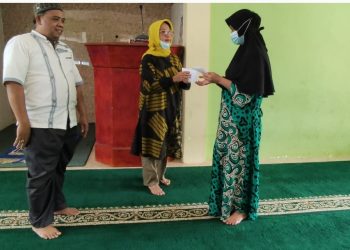 Janda 4 Orang Anak Terima Modal Usaha Dari Donatur JBB Masjid Al – Quwait