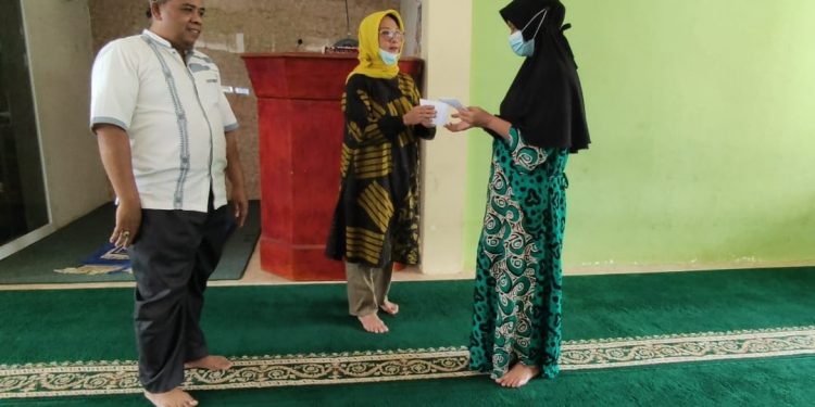 Janda 4 Orang Anak Terima Modal Usaha Dari Donatur JBB Masjid Al – Quwait