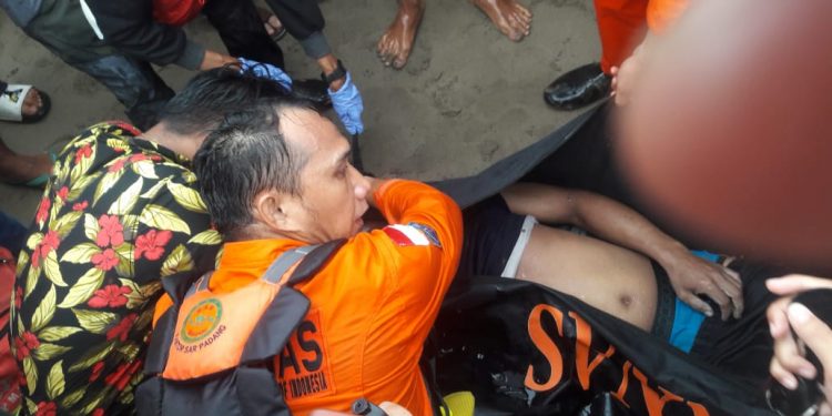 Pengunjung Objek Wisata Pasir Jambak Hanyut, Satu Tewas