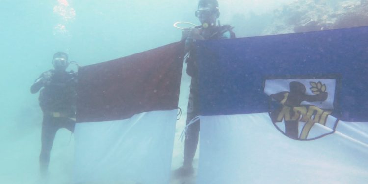 Enam Pemuda Kibarkan Sang Merah Putih dan Bendera KNPI di Laut Mentawai