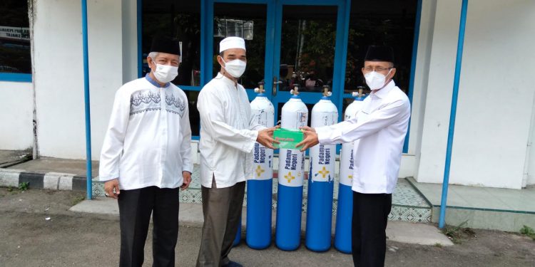 Untuk Pasien Covid-19, Kadin Bantu PWI Sumbar 5 Tabung Oksigen