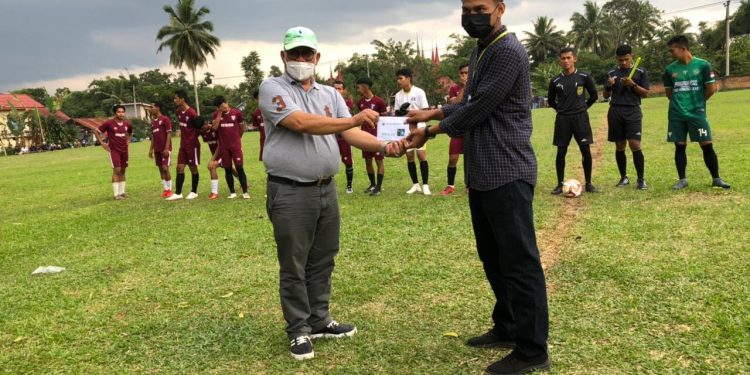 Anggota DPRD Kota Edward DF Tendang Bola Pertama Turnamen Sepakbola PS Tem PP Sitapa