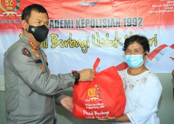 Alumni Akpol 92 Salurkan Bansos Kepada Masyarakat
