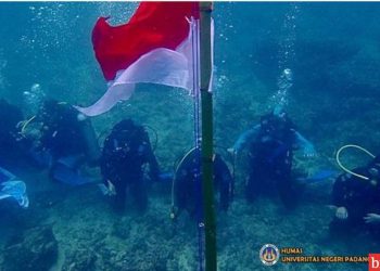 UKM Diving Club UNP Rayakan HUT Kemerdekaan RI Ke-76 di Bawah Laut