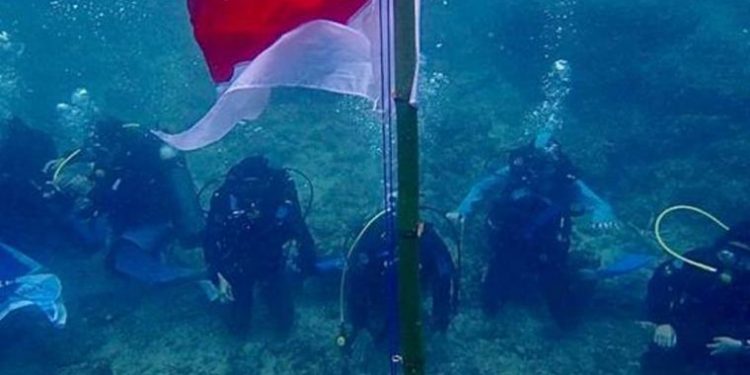 UKM Diving Club UNP Rayakan HUT Kemerdekaan RI Ke-76 di Bawah Laut