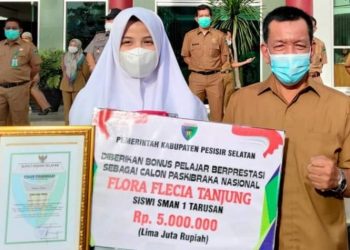 Bupati Pessel Rusma Yul Anwar Beri Bonus Kepada Flora Flecia Cag Paskibraka Nasional