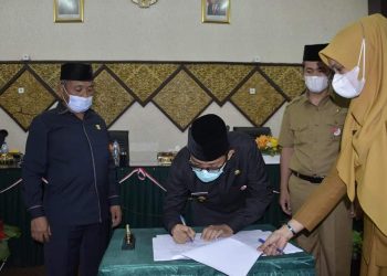 DPRD Padang Paripurna Penyampaian Pendapat Akhir Fraksi Tentang APBD Perubahan 2021