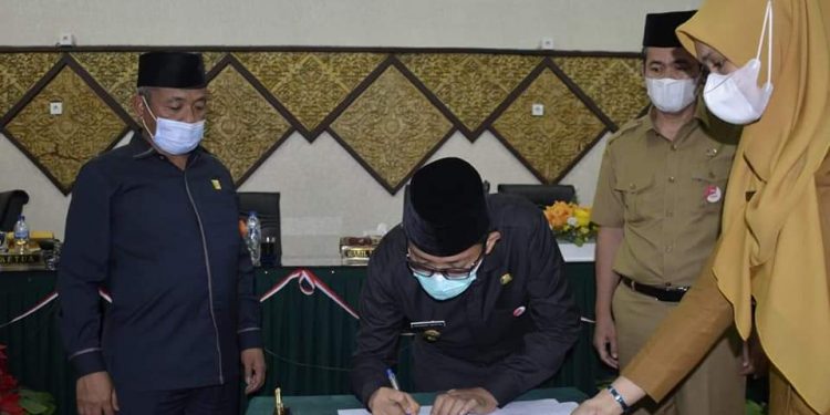 DPRD Padang Paripurna Penyampaian Pendapat Akhir Fraksi Tentang APBD Perubahan 2021