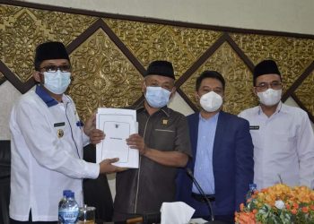 Rapat Paripurna DPRD Kota Padang, Walikota Padang Hendri Septa Sampaikan APBD Tahun Anggaran 2022