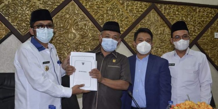 Rapat Paripurna DPRD Kota Padang, Walikota Padang Hendri Septa Sampaikan APBD Tahun Anggaran 2022