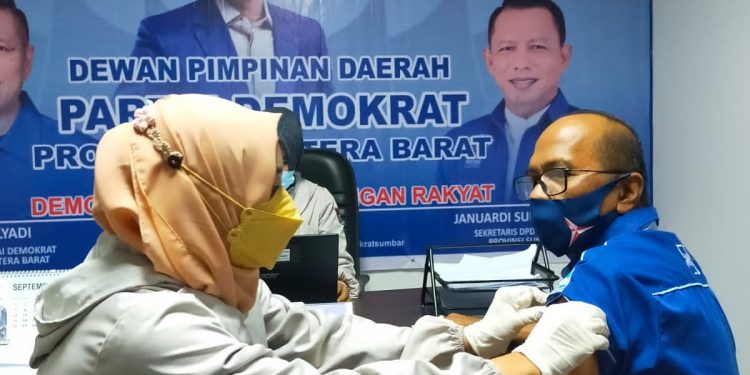 Masyarakat Antusias Ikut Hari Pertama Serbuan Vaksin Partai Demokrat