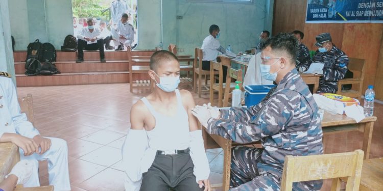 Nakes TNI AL Lantamal II Lakukan Vaksinasi di SMKN 3 Pariaman