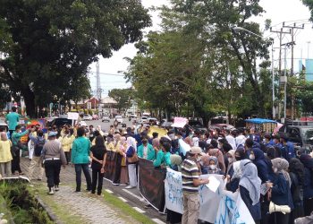 Mahasiswa Antikorupsi Sumbar Orasi di DPRD Sumbar