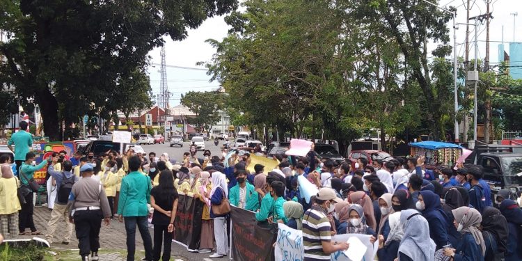 Mahasiswa Antikorupsi Sumbar Orasi di DPRD Sumbar