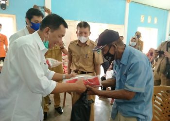 Bupati Pessel Rusma Yul Anwar Salurkan Bantuan PPKM dan BST di Tarusan