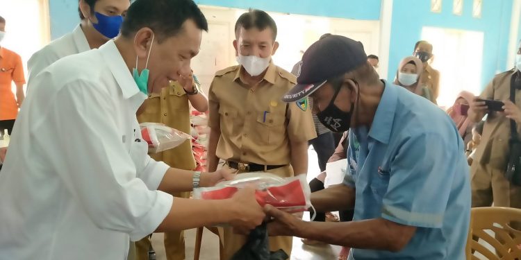 Bupati Pessel Rusma Yul Anwar Salurkan Bantuan PPKM dan BST di Tarusan